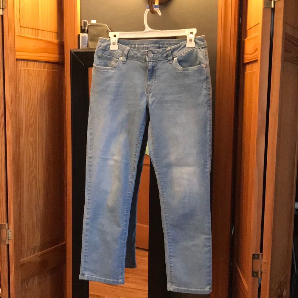 Light wash jean capris